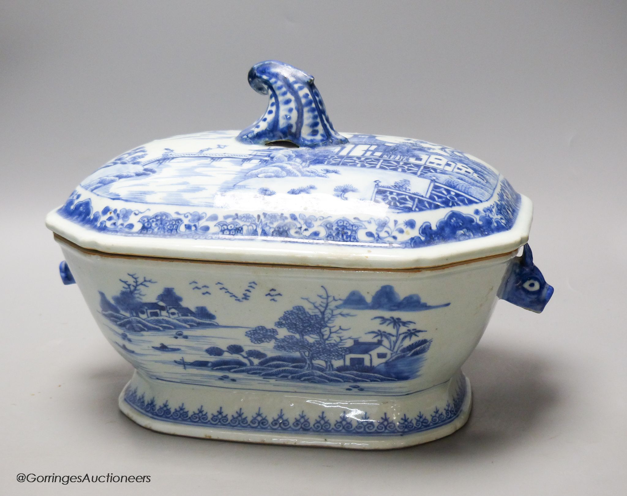 An 18th century Chinese export blue and white porcelain tureen and cover, 24cm high, 30cm wide.